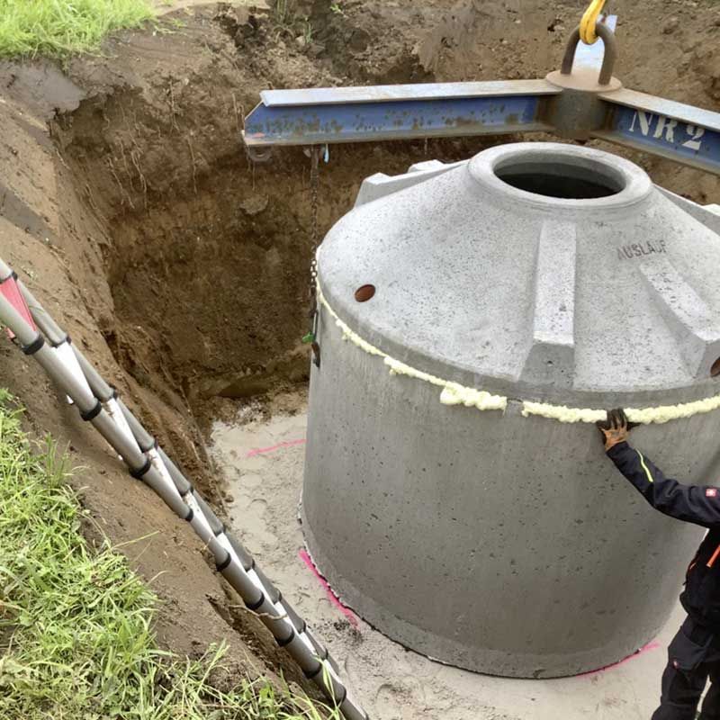 Einbau einer Betonzisterne/Regenwasserspeicher für ein Privatgrundstück.