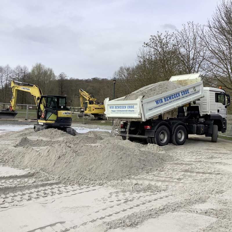 Bodenaufschüttung mit weißem Quarzsand für die Beachanlage in Neubrandenburg.