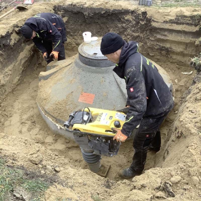 Verdichtung Betonzisterne auf einem Grundstück zur Nutzung von Regenwasser.