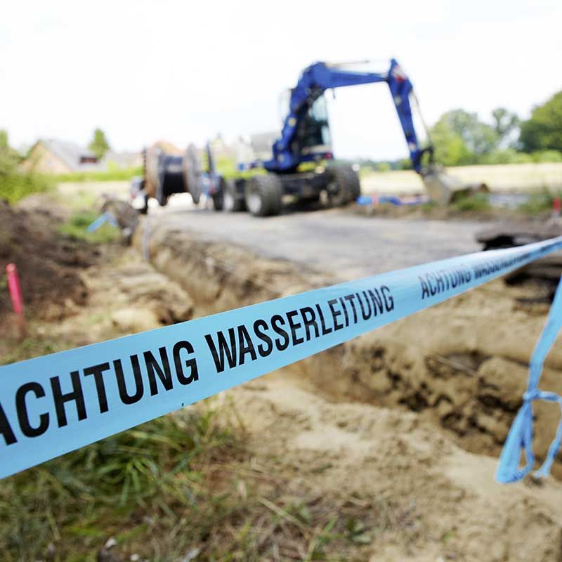 Verlegen von Hausanschlüssen für den Neubau.