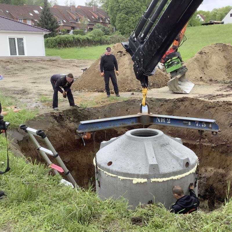 Einbau einer Betonzisterne auf einem Grundstück zur Nutzung von Regenwasser.